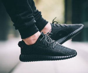Giới trẻ mê sneaker lại "rần rần" vì Yeezy Boost 350 V2 sẽ chính thức được bán tại VN