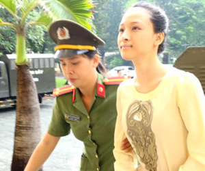 Hoa hậu Phương Nga hầu tòa