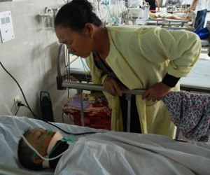 Lốc xoáy dữ dội, cuốn bay 3 cha con trên xe máy