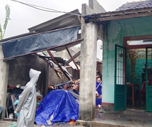Lốc xoáy tràn qua 5 phút thổi bay 32 mái nhà