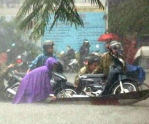 Nước ngập lút xe, dân Huế chèo thuyền về nhà