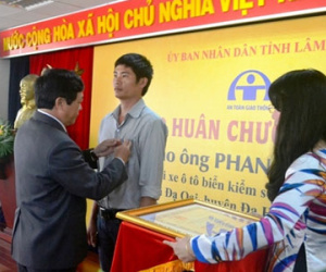 Tặng huân chương Dũng cảm cho tài xế Phan Văn Bắc