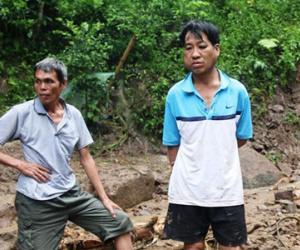 "Tôi chỉ kịp đưa vợ con lên mô đất cao khi lũ quét"