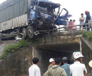 Xe tải đấu đầu, 1 người chết 2 người nguy kịch