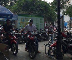Bệnh viện Bạch Mai xin lỗi nhân dân vì đóng cửa bãi giữ xe máy