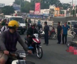 Bị xe buýt cán chết khi va chạm với xe máy ngã xuống đường