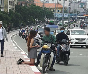 Bức ảnh cô gái quỳ gối bên cạnh chàng trai ở đường phố Sài Gòn gây xôn xao
