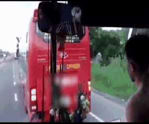 Clip: Hành khách la hét thất thanh vì xe khách đánh võng, chặn đầu không cho xe phía sau vượt