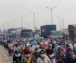 Cửa ngõ Sài Gòn kẹt cứng do 3 ôtô tông liên hoàn
