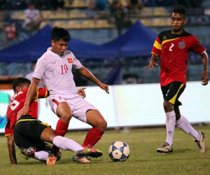 Đối thủ của U19 Việt Nam đấm gục đồng nghiệp trên sân VFF