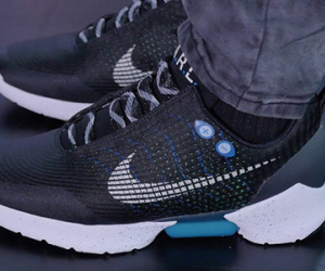 Nike sắp tung ra giày thông minh tự buộc dây