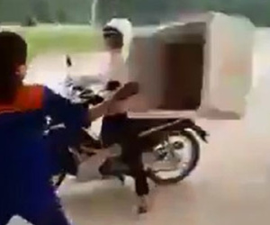 Nữ nhân viên cây xăng: "Chị ấy chửi quá đáng nên tôi đánh"