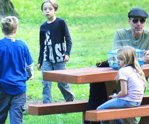 Rò rỉ ảnh các con ruột của Angelina Jolie một ngày trước vụ ly hôn của bố mẹ