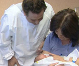 Sinh con đầu lòng ở tuổi 61, bà mẹ còn gây sốc cho cả thế giới vì...