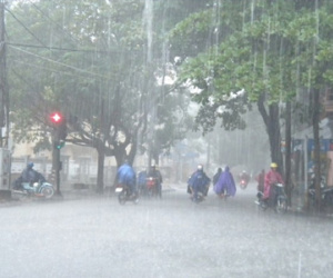 Thời tiết hôm nay: Hà Nội đêm có mưa rào và dông
