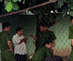 Yên Bái: Vợ say rượu, chồng đâm chết rồi ôm dao cố thủ trong nhà