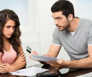 Biếu bố đẻ 500 nghìn, đêm nào cũng bị chồng tra tấn