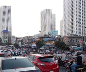 Cấm xe máy, nhưng vận tải công cộng đâu?