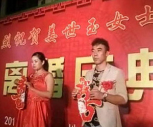 Cặp đôi tổ chức lễ ly dị hoành tráng như đám cưới