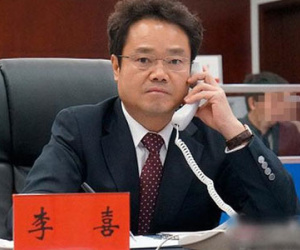 Chim bay vào nhà, quan tham xanh mặt cúng bái