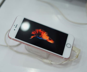Di động cao cấp tại VN: Đối thủ tự dọn đường cho iPhone