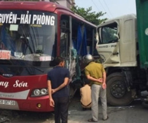 Hà Nội: Xe môi trường tông liên hoàn, 1 người chết, 5 người nhập viện