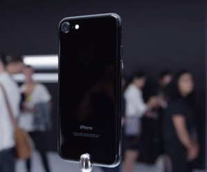 Hết thời vàng hồng, Iphone đen bóng “lên ngôi” chênh giá vài chục triệu đồng