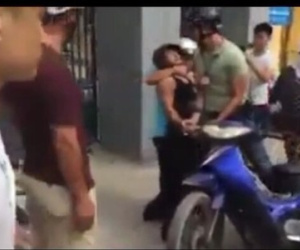 "Người mặc thường phục“ ghì cổ, lăng mạ người vi phạm giao thông là... công an