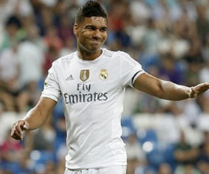Real Madrid xác nhận Casemiro gãy xương chân, nghỉ 2 tháng