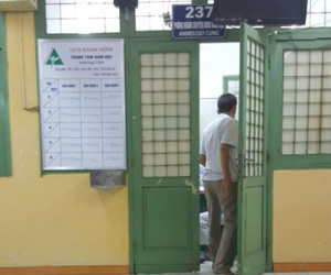 Vợ ân cần chăm chồng phẫu thuật nâng kích cỡ dương vật