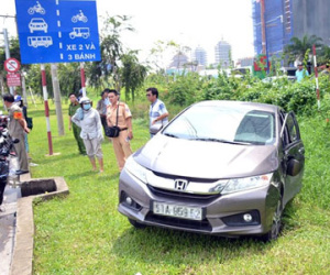 Xe bồn húc ôtô văng khỏi xa lộ Hà Nội