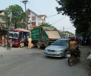 Xe chở rác gây tai nạn trên QL 3, hơn 10 người thương vong