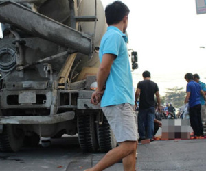 Cô gái gào khóc bên thi thể nam thanh niên sau va chạm với xe bồn