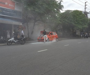 Đậu bên đường, xe taxi bất ngờ bốc cháy