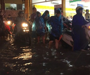 Đường phố Hà Nội lại lụt sau cơn mưa chiều
