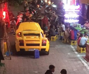 Siêu xe Lamborghini rao bán 1,4 tỷ trên vỉa hè Hà Nội