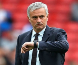 Tại sao Sir Alex có thể công khai chỉ trích cầu thủ, còn Mourinho thì không?