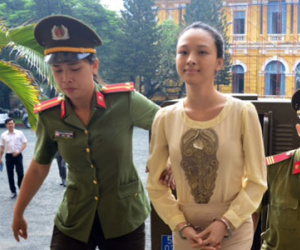 Tiếc cho hoa hậu Phương Nga khi ký hợp đồng nô lệ tình dục
