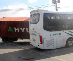 Xe khách đối đầu container, 17 người thương vong
