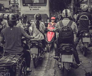Bức ảnh người phụ nữ đỗ xe máy ngược chiều trên đường Hà Nội gây xôn xao