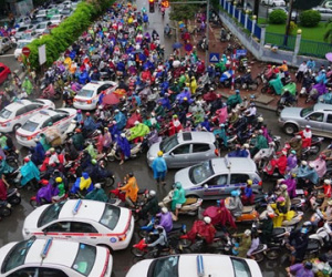 "Đi đường chen lấn nhau từng tí, không tắc mới lạ"