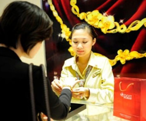 Giá vàng hôm nay 25/9: Tăng chậm hơn thế giới, mua bán thận trọng