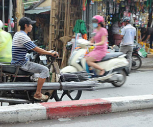 Hình ảnh xe hung thần chở sắt khắp Hà Nội