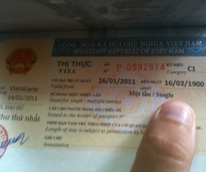 Khách Tây bật khóc giữa cửa khẩu vì visa cấp đến năm 1900