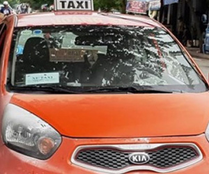Taxi bất ngờ phát hỏa trước cửa nhà hàng