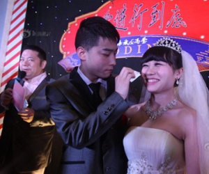 "Tìm bạn gái cho chồng": Câu chuyện tình yêu của cô gái với khối u não khiến bạn khóc rưng rức