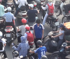 Cả làng lên Hà Nội bán kẹo lạc: Đường tắc đến thế kỷ sau