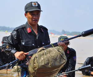 Cảnh sát cơ động bơi sông, bắn súng trong cuộc diễn tập