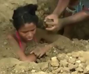 Chôn thiếu nữ trong đất để chữa đau lưng do sét đánh