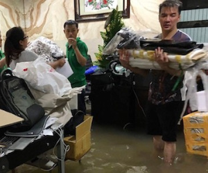 Đàm Vĩnh Hưng vật lộn với nước ngập sau mưa lớn ở Sài Gòn